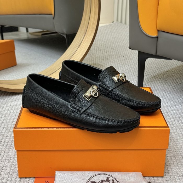 HERMES スニーカースポーティで疲れにくい！大人気ユニセックスモデル