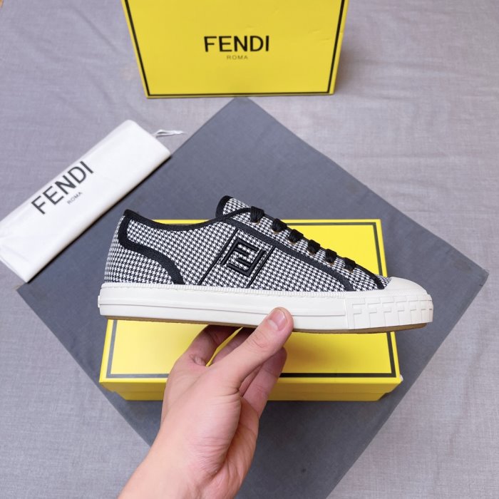 FENDI スニーカージム初心者向け!足に優しいフィット感