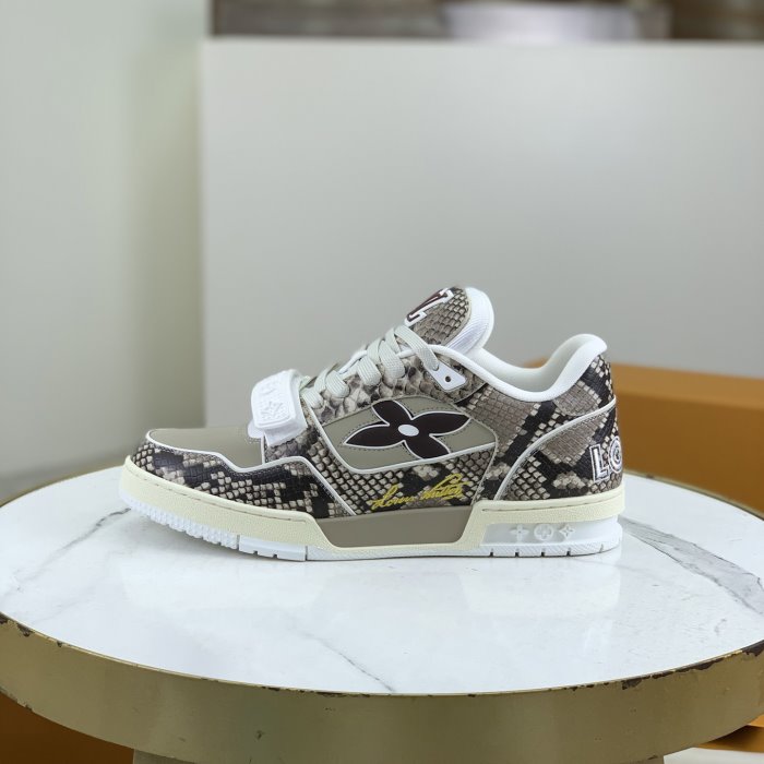 LOUIS VUITTON スニーカー学生に人気！学校生活に合うカジュアルデザイン