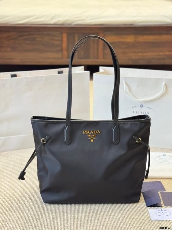 2025 シック ショルダーバッグ/ハンドバッグ PRADA プラダ 32CM