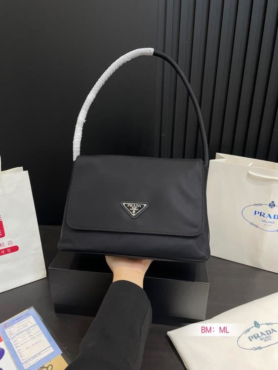 2025 洗練された わきの下包み PRADA プラダ 27CM