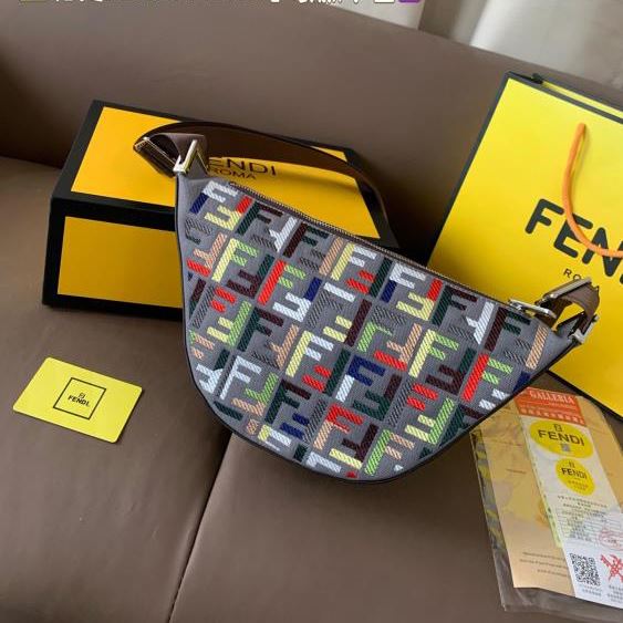 2025 ロマンチック わきの下包み FENDI フェンデイ 30CM