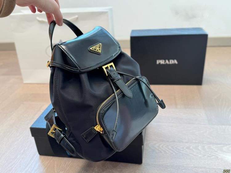 2025 魅力的 リュックサック PRADA プラダ 21CM