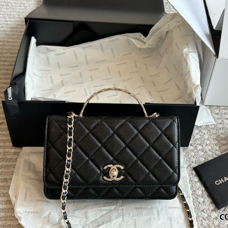 2025 機能的な ショルダーバッグ/ハンドバッグ CHANEL シャネル 20CM