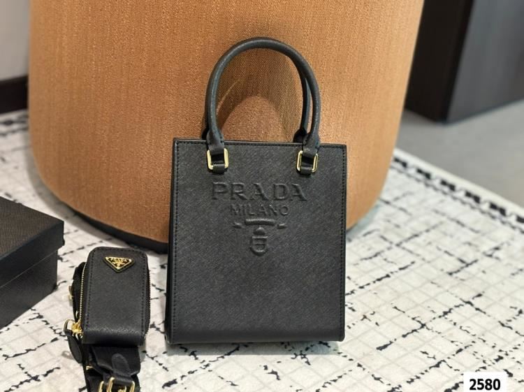 2025 美品 ショルダーバッグ/ハンドバッグ PRADA プラダ 17CM