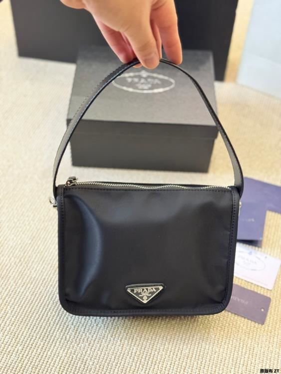 2025 かわいい わきの下包み PRADA プラダ 20CM