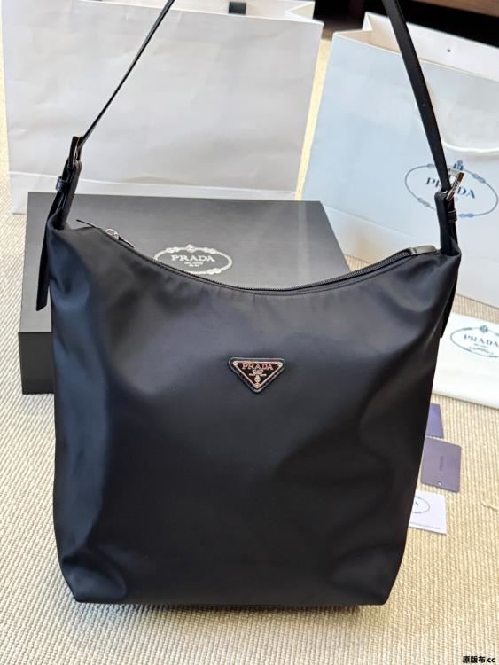 2025 クール トートバッグ PRADA プラダ 28CM