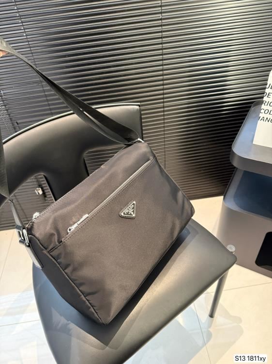 2025 バランスが良い ショルダーバッグ/ショルダーバッグ PRADA プラダ 33CM