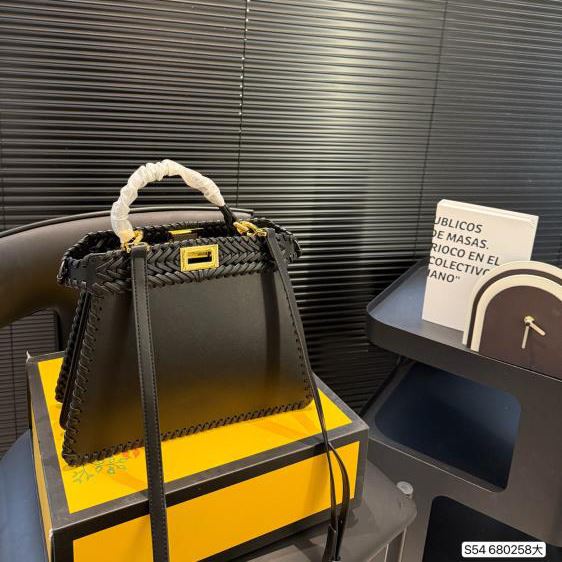 2025 フォーマル ショルダーバッグ/ハンドバッグ FENDI フェンデイ 27CM