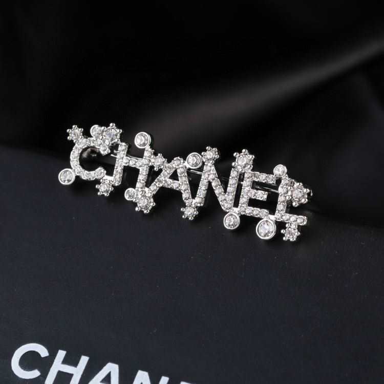 シャネル ブローチ 2025SS コーデの要 CHANEL