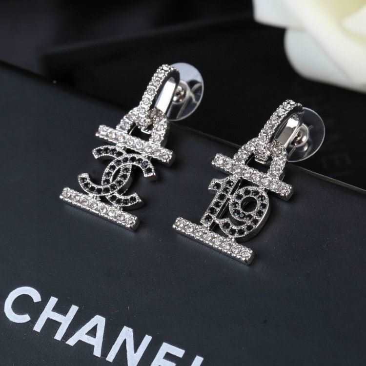 シャネル イヤリング 2025SS スタイリッシュな定番 CHANEL
