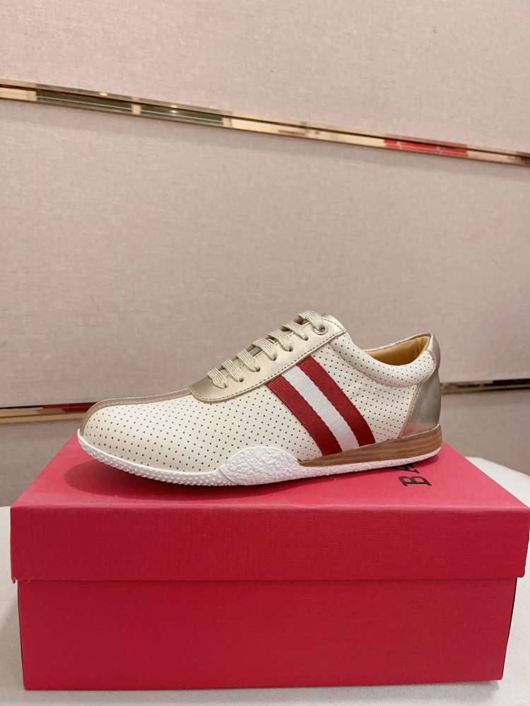 2026新作発表【Burberry】ローカットスニーカー レザー パンチング ストライプ ベージュ×ゴールド×レッド カジュアル