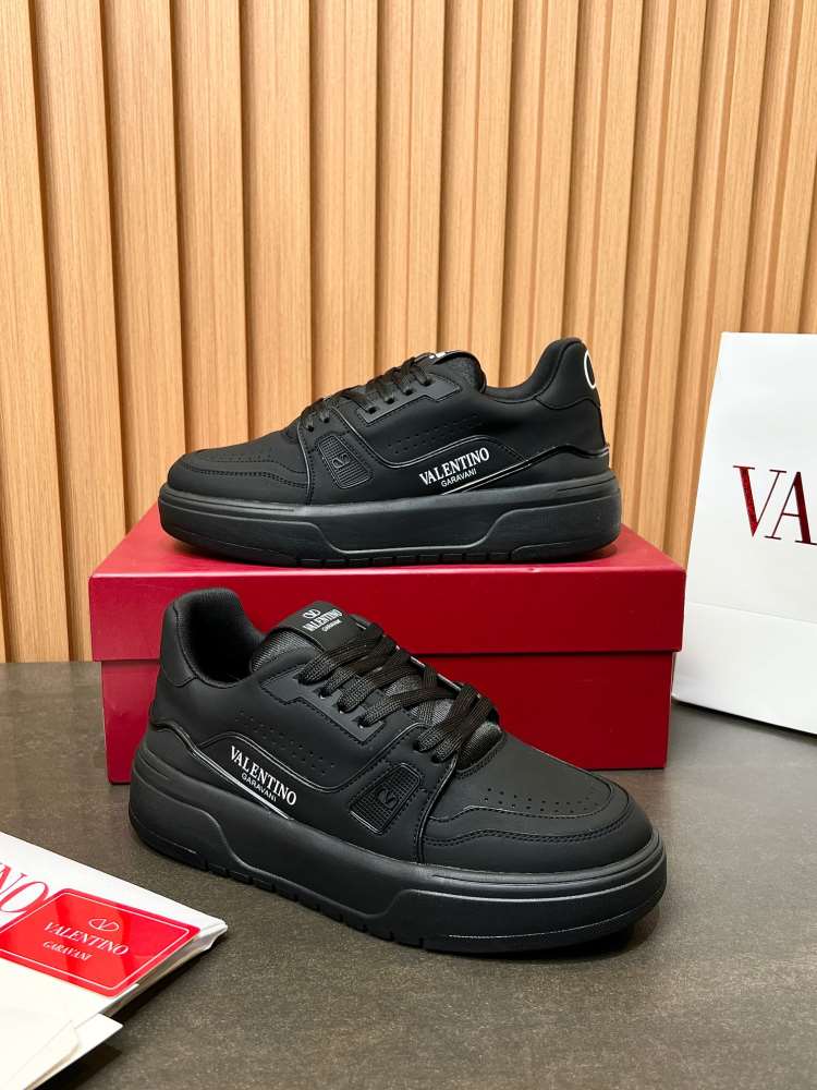 2026入荷【Valentino】スニーカーレザー V字压纹 透气孔 厚底 黒 カジュアル