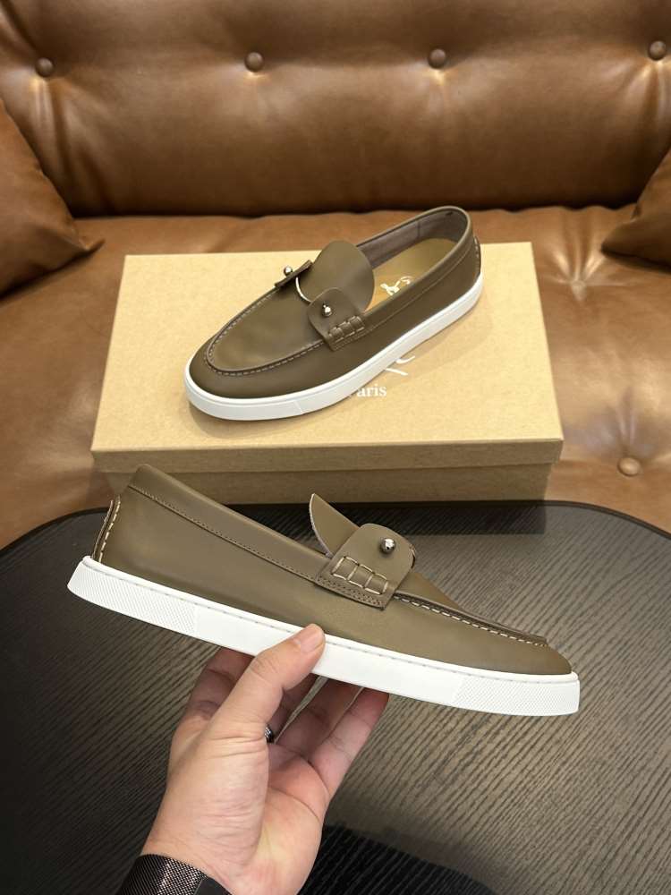 2026新作登場！【Christian Louboutin】ローファー レザー 釘装飾×明線 ベージュ×ホワイト フォーマル