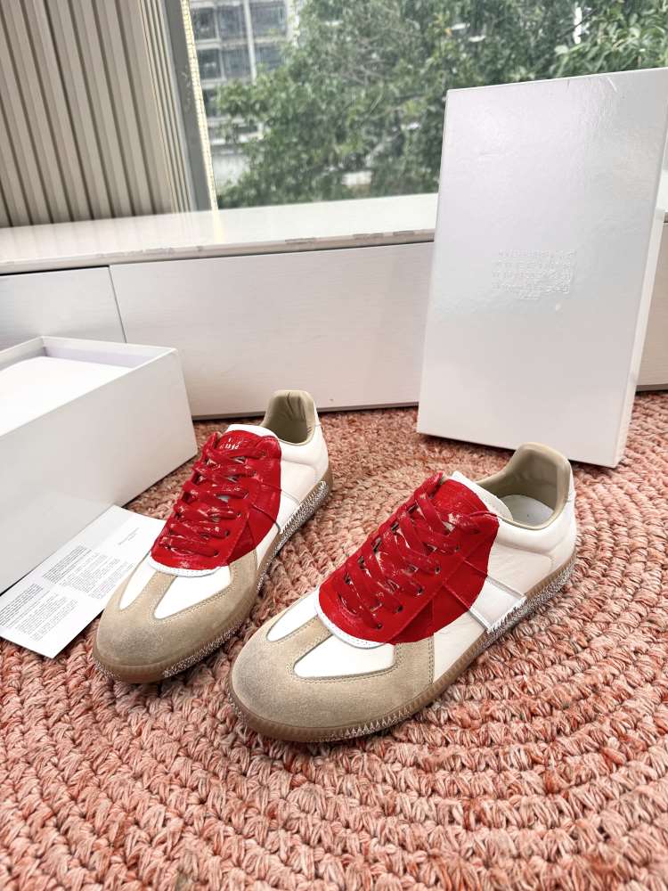 2026新作登場!【MM6 Maison Margiela】スニーカー レザー×スエード 赤色装饰 德训鞋款式 アイボリー×レッド ストリート