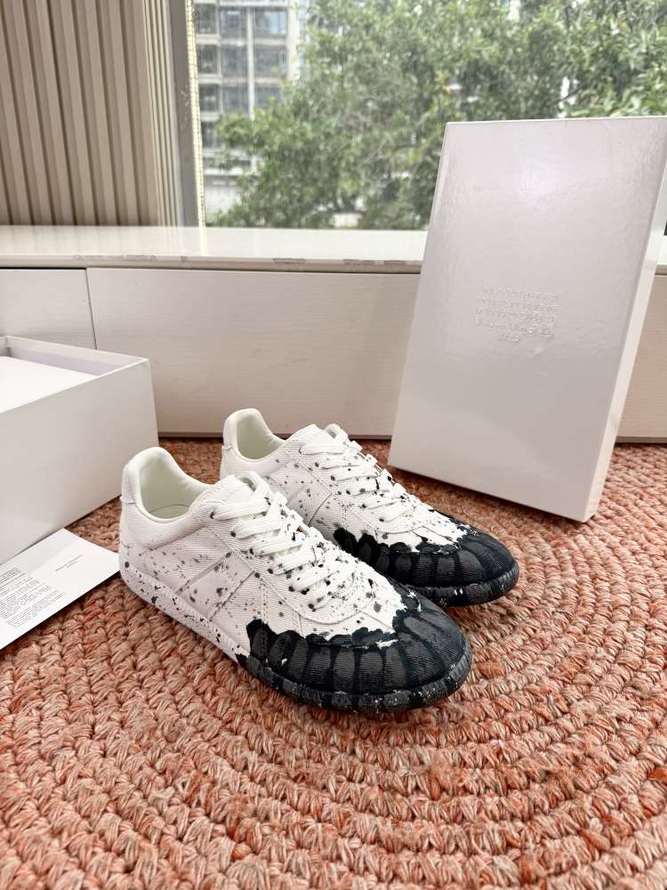 2026発売中!【MM6 Maison Margiela】スニーカー キャンバス×レザー スプラッシュ装饰 德训鞋款式 アイボリー×ブラック ストリート