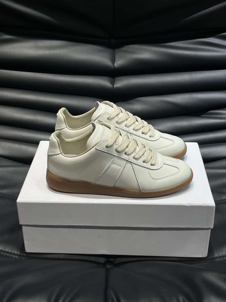 2026入荷【MM6 Maison Margiela】スニーカー レザー V字缝线装饰 德训鞋款式 ホワイト カジュアル