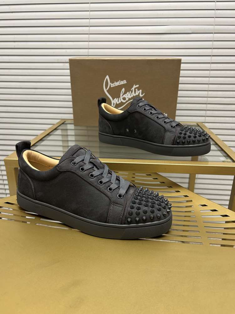 2026入荷しました【Christian Louboutin】スニーカー スエード 锥形釘装飾  ブラック×ブラウン ストリート