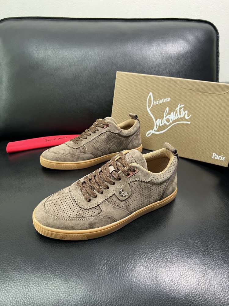 2026新作登場！【Christian Louboutin】スニーカー スエード 穿孔設計 ベージュ×ブラウン ストリート