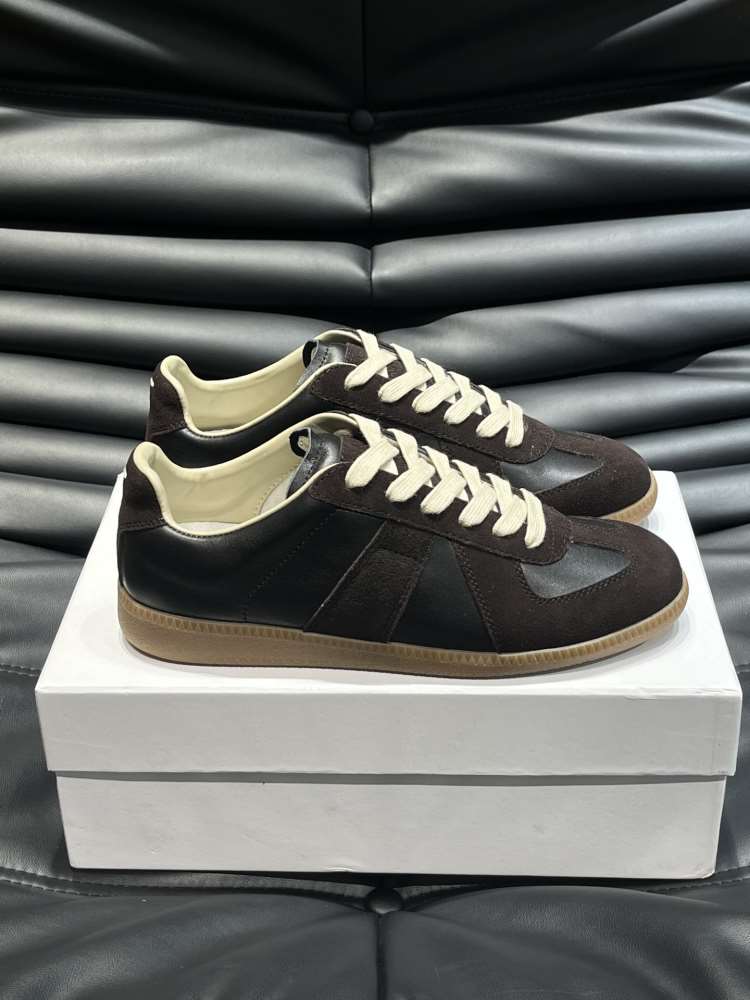 2026新作登場!【MM6 Maison Margiela】スニーカー レザー×スエード V字装饰 德训鞋款式 ブラウウン×アイボリー ストリート