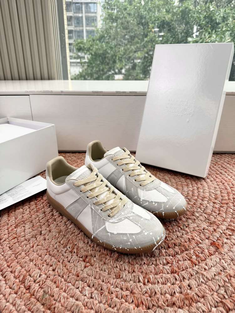 2026発売【MM6 Maison Margiela】スニーカー レザー×スエード スプラッシュ装饰 V字装饰 アイボリー×グレー カジュアル