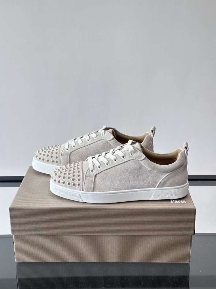 2026新作【Christian Louboutin】スニーカー スエード 锥形釘装飾 グレー×ホワイト ストリート