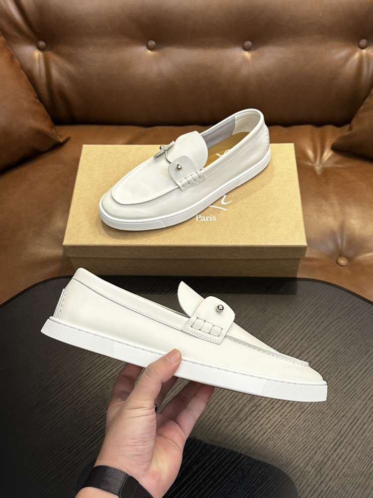 2026新作【Christian Louboutin】ローファー レザー 釘装飾 ベージュ×白 フォーマル