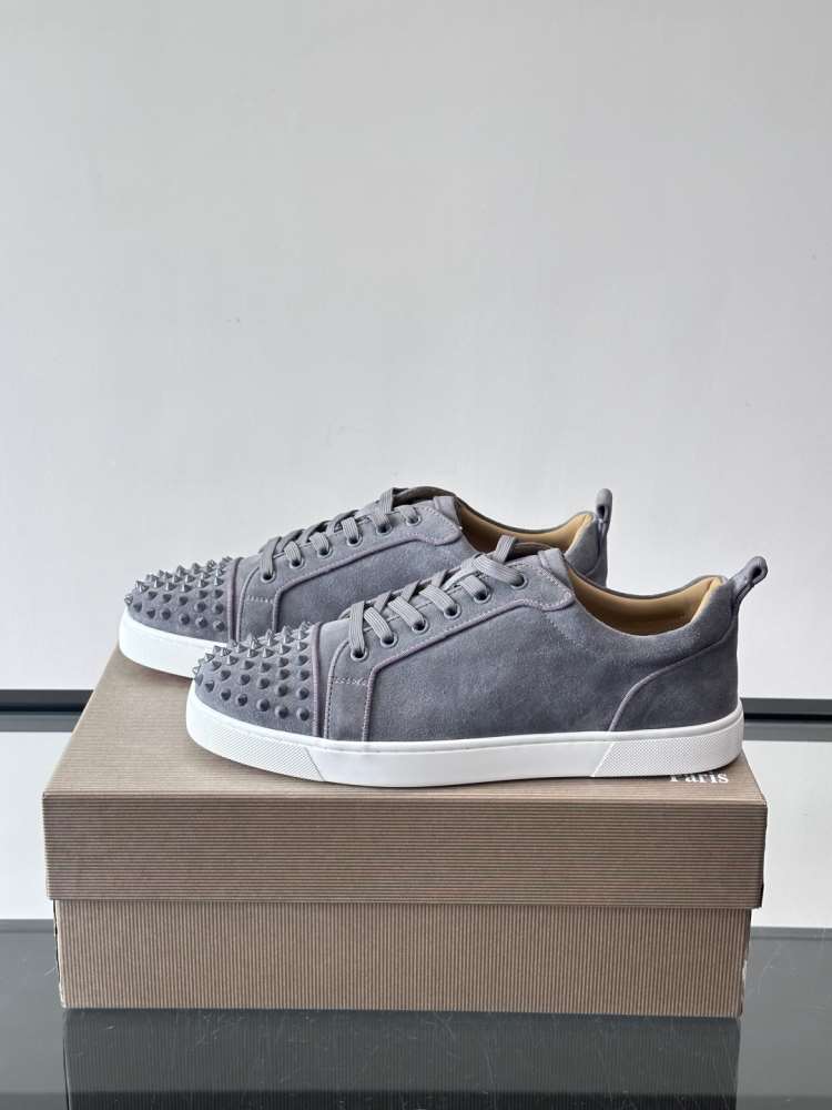 2026発売中！【Christian Louboutin】スニーカー スエード 锥形釘装飾 グレー×ホワイト ストリート