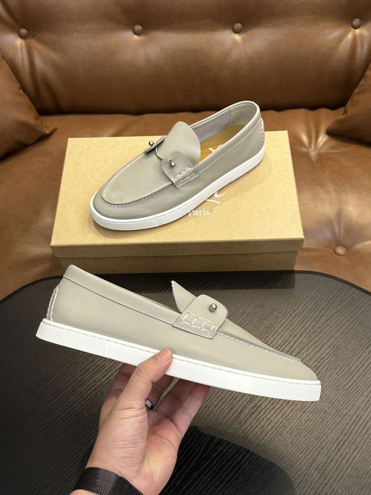 2026入荷しました【Christian Louboutin】ローファー レザー 钮扣装飾 グレー×ホワイト ビジネス