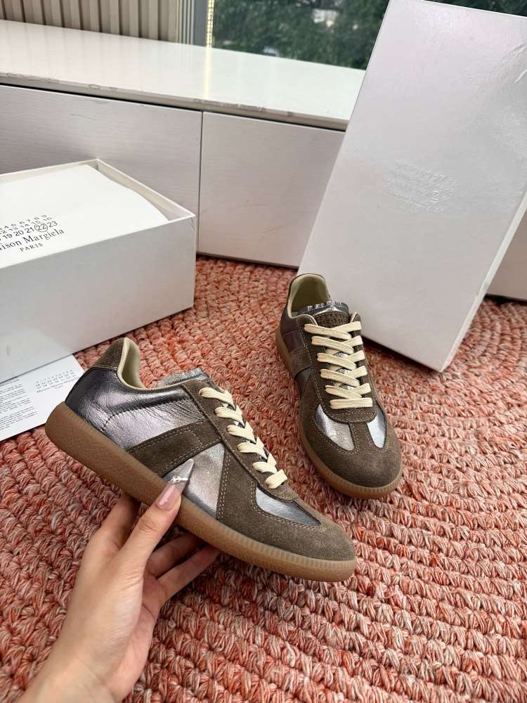 2026新作発表【MM6 Maison Margiela】スニーカー スエード×レザー 银装饰 德训鞋款式 ブラウウン ストリート