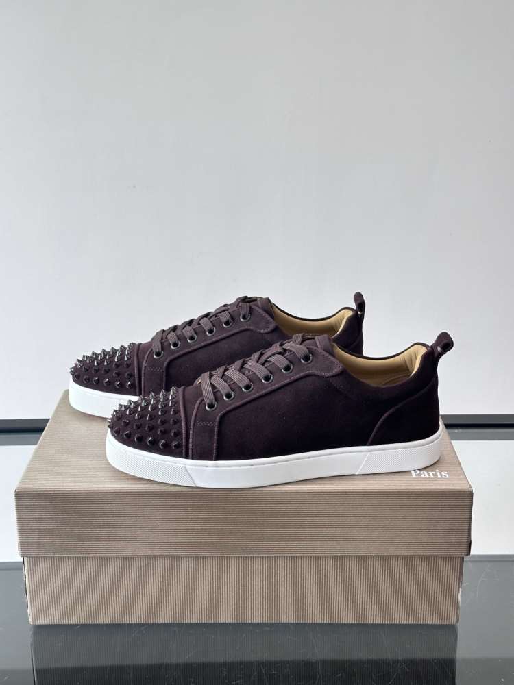 2026発売【Christian Louboutin】スニーカー スエード 锥形釘装飾 ブラウン×ホワイト ストリート