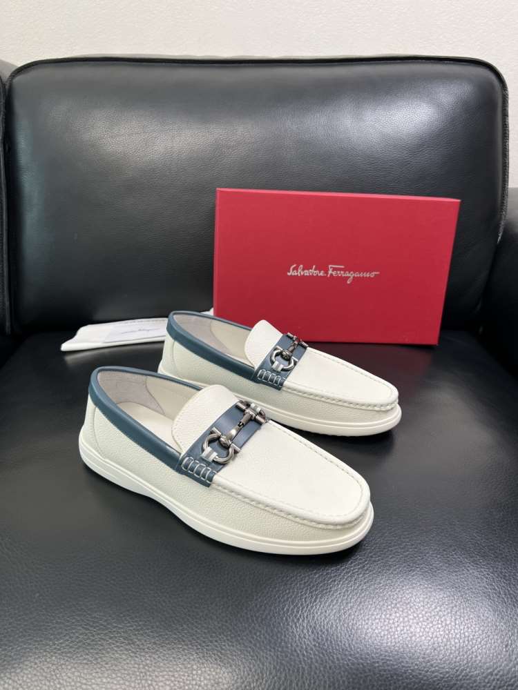2026入荷しました【Ferragamo】ローファー レザー 荔枝紋 × ネイビー 马衔扣 ビジネス FERR-