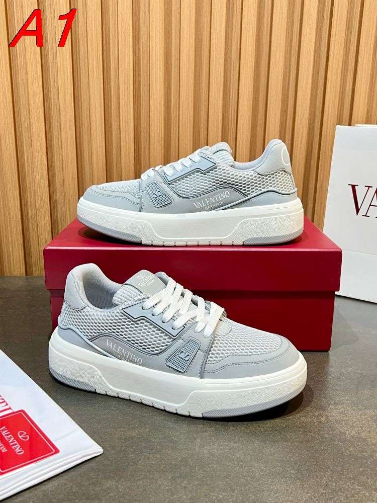 2026新作登場!【Valentino】スニーカー メッシュ×レザー VALENTINO刻印 グレー×白 ストリート