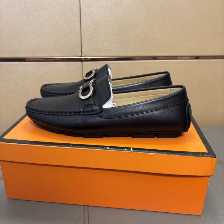 2026新作登場!【Ferragamo】ローファー レザー 光沢 黑 马衔扣 ビジネス FERR-