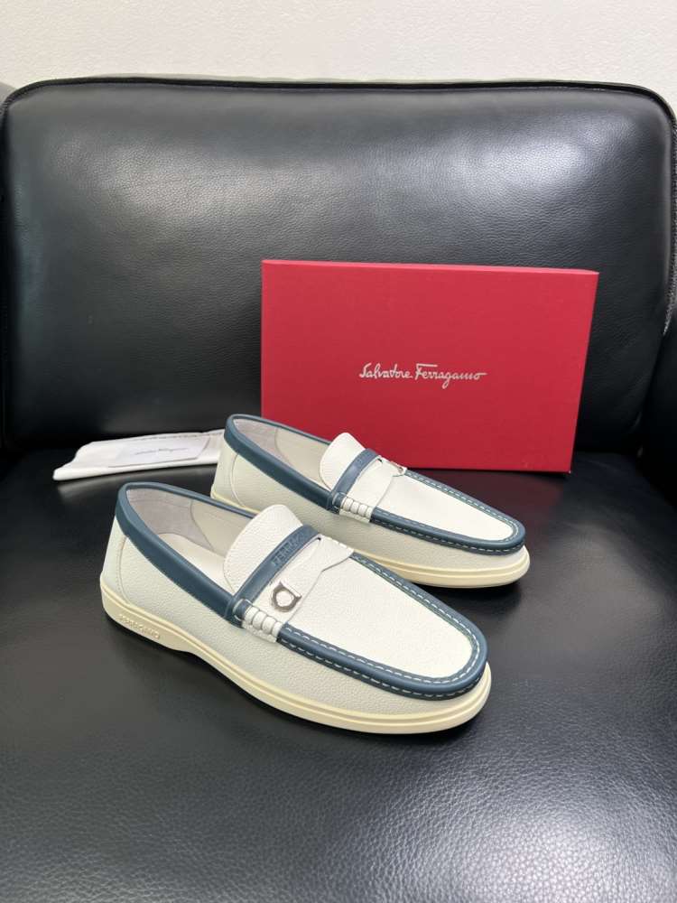 2026入荷しました【Ferragamo】ローファー レザー 荔枝紋 × ネイビー C扣 ビジネス FERR-