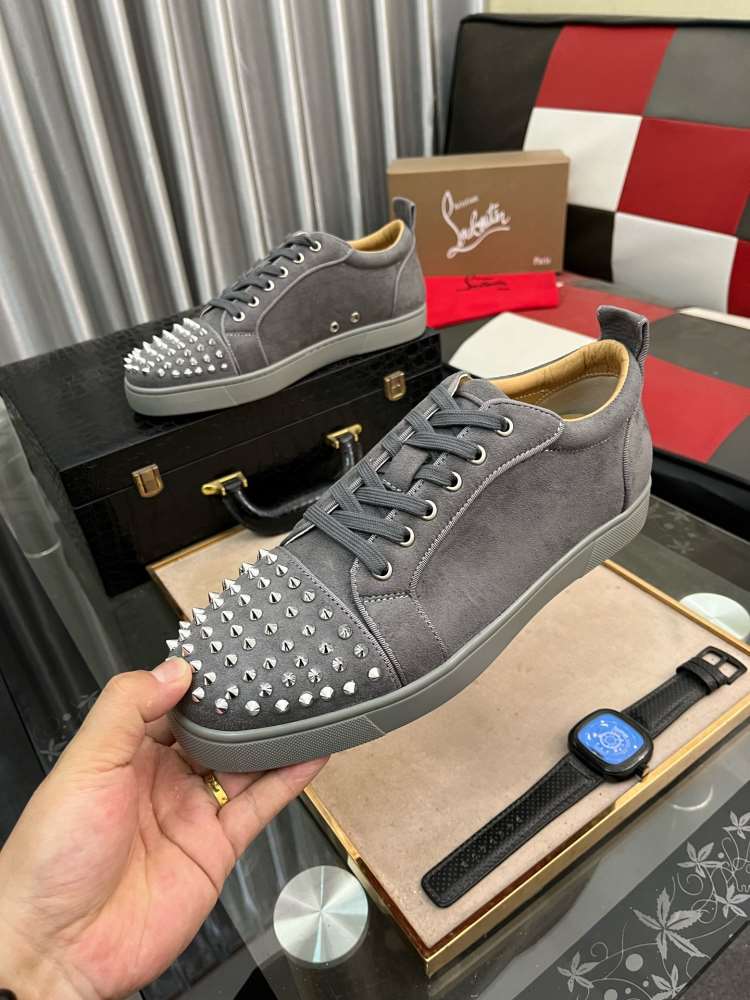 【Christian Louboutin】スニーカー スエード 锥形釘装飾 グレー×シルバー×ブラウン ストリート