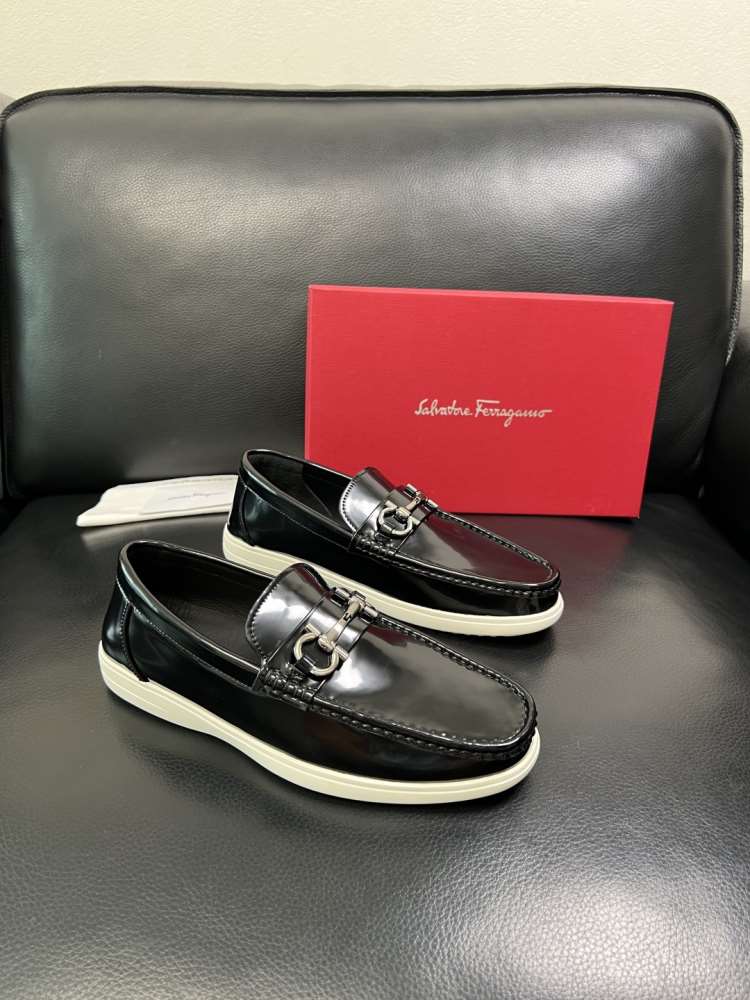 2026入荷【Ferragamo】ローファー パテントレザー × 光沢 黑 马衔扣 ビジネス FERR-