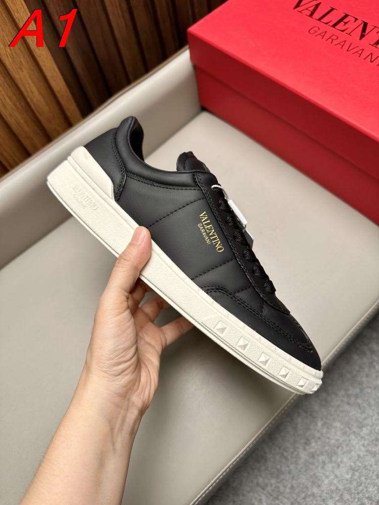 2026発売中!【Valentino】スニーカーレザー 金色ブランド字 鋲umbo底 黒 カジュアル