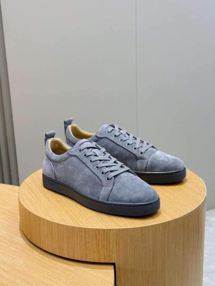2026新作登場!【Christian Louboutin】スニーカー スエード シンプル グレー×ブラック デイリー