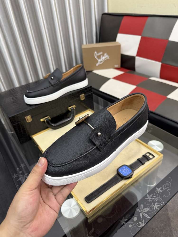 2026入荷しました【Christian Louboutin】ローファー レザー 钮扣装飾  ブラック×白 フォーマル