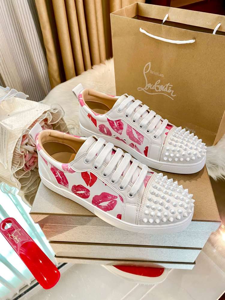 【Christian Louboutin】スニーカー レザー リップ印图案×リベット ピンク×ホワイト パーティー