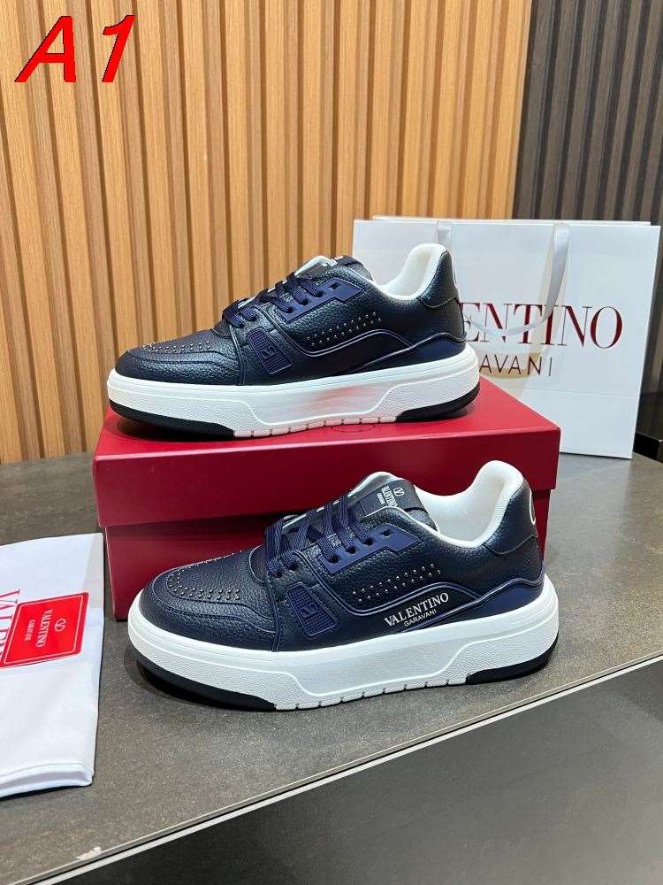 2026入荷しました【Valentino】スニーカーレザー スタuds Logo 厚底 ネイビー カジュアル