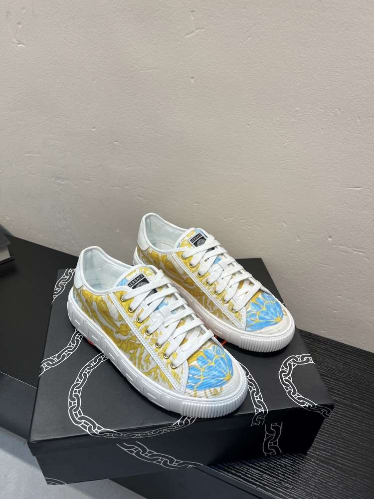 2026発売中!【Versace】スニーカー キャンバス バレーノ柄 メダリオンヘッド 白×ゴールド フォーマル