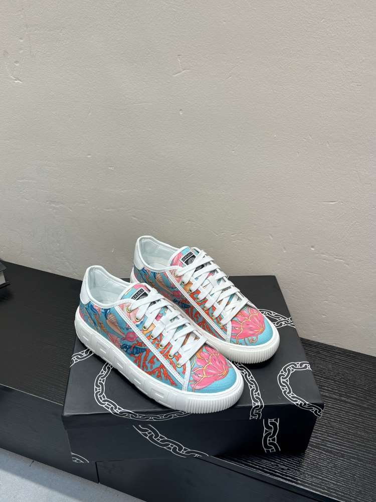 2026新作登場!【Versace】スニーカー キャンバス トロピカル柄 蓮花 Logo 青×マルチカラー リゾート