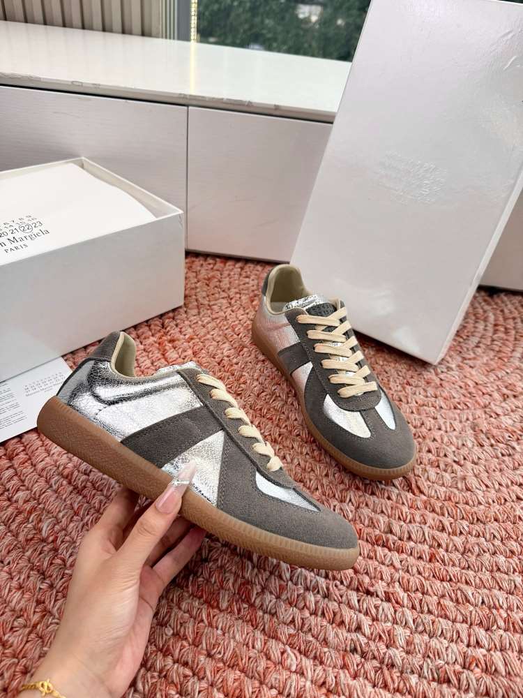 2026発売中!【MM6 Maison Margiela】スニーカー スエード×レザー 银ripple装饰 德训鞋款式 グレー×ベージュ カジュアル