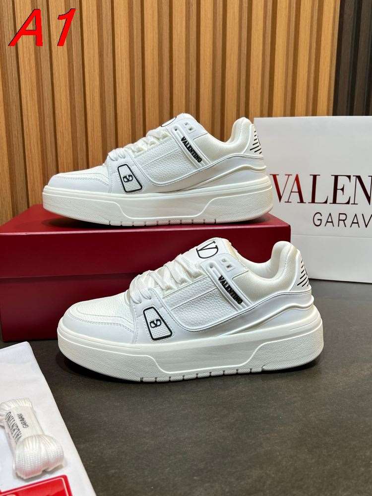 2026新作【Valentino】スニーカー レザー V字ロゴ プレート ホワイト×ブラック ストリート