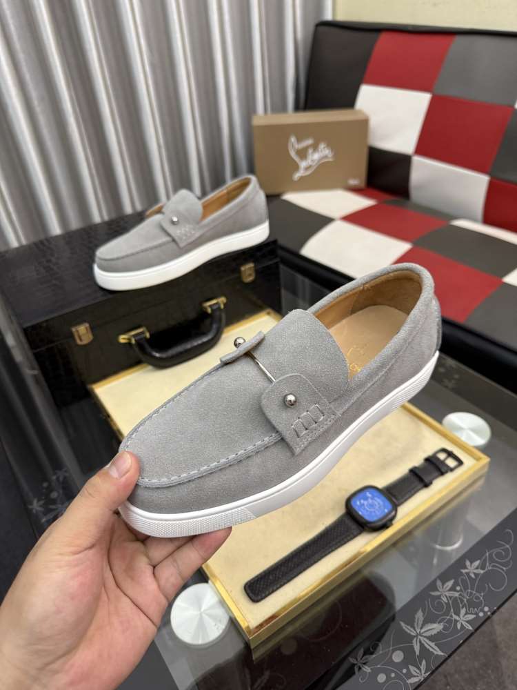 2026新作登場!【Christian Louboutin】ローファー スエード 五金装飾×釘装飾 グレー×シルバー ビジネス