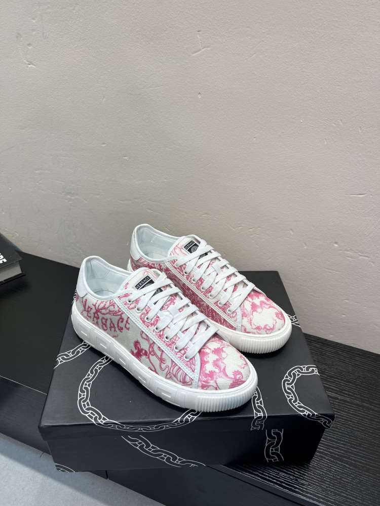 2026新作発表【Versace】スニーカー キャンバス バレーノ柄 VERSACE Logo ピンク×白 リゾート