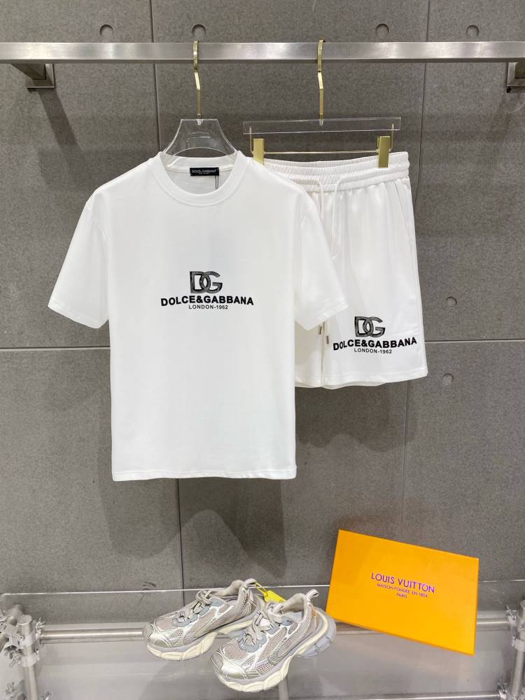 2026 ドルチェ&ガッバーナ 夏新着 夏用半袖セットアップ 洗濯耐久性抜群 快適フィット ブランド コピー