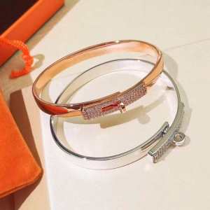 夏らしい抜け感を演出し ブレスレット 2色可選 エルメス 2020年春夏シーズンの人気 HERMES サラサラの着心地